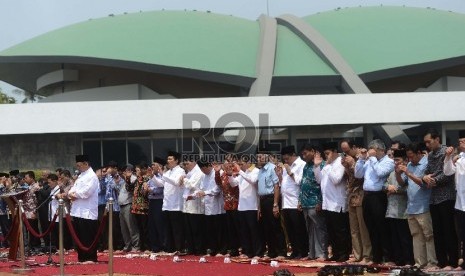  Pimpinan DPR mengikuti Shalat Istisqa yang digelar di Lapangan bola Kompleks Parlemen, Jakarta, Jumat (30/10).  (Republika/Raisan Al Farisi)