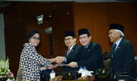 Pimpinan DPR RI dengan Menteri Keuangan Sri Mulyani.