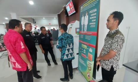  Pimpinan DPRD Kabupaten Semarang saat meninjau dan melakukan monitoring Mal Pelayanan Publik Kabupaten Semarang, di Kecamatan Tuntang, Kabupaten Semarang, Jawa Tengah, Rabu (8/2).