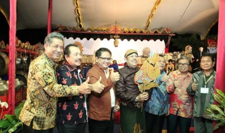 Pimpinan Fraksi Golkar MPR RI Mujib Rohmat  saat membuka pagelaran wayang kulit dengan lakon 'Semar Mbangun Khayangan', di desa Nongkosawit, Gunungjati, Semarang, Jawa Tengah, Sabtu (24/9).