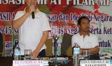 Pimpinan Fraksi Partai Gerindra MPR RI Elnino M. Husein Mohi saat melakukan Sosialisasi dengan metode outbound,  Sabtu  (13/6).