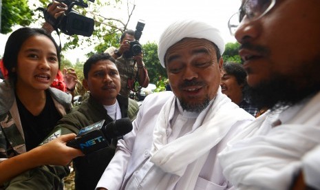 Pimpinan Front Pembela Islam (FPI) Rizieq Shihab usai sidang penodaan agama yang menjerat Basuki Tjahaja Purnama (Ahok) beberapa waktu lalu. 