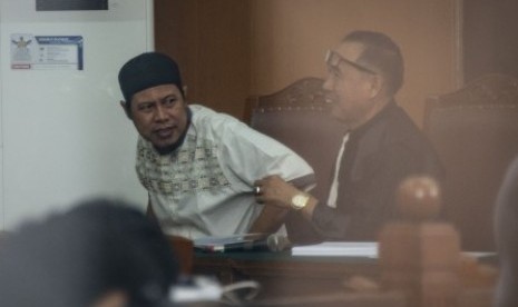 JAD leader Zainal Anshori alias Abu Fahry alias Qomaruddin bin M Ali (left) attends inaugural session of the hearing to disband Jamaah Ansharut Daulah (JAD) at South Jakarta District Court, Jakarta, Tuesday (July 24). Dalam sidang tersebut, JAD didakwa sebagai kelompok yang menggerakan teror di Indonesia dan telah menyebabkan jatuhnya korban jiwa dan kerusakan objek vital. 