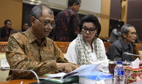 Pimpinan Komisi Pemberantasan Korupsi Agus Rahardjo (kiri), Basaria Panjaitan (tengah) dan Alexander Marwata (kanan) bersiap mengikuti rapat dengan pendapat dengan Komisi III DPR di Kompeks Parlemen Senayan, Jakarta, Senin (28/1/2019).