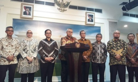 Pimpinan Komisi Pemilihan Umum (KPU) didampingi Staf Khusus Presiden Bidang Komunikasi, Johan Budi, memberikan keterangan pers usai bertemu Presiden Joko Widodo (Jokowi), Rabu (11/9). 