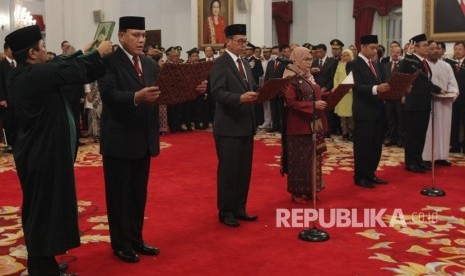 Pimpinan KPK mengucapkan sumpah jabatan saat dilantik oleh Presiden Joko Widodo di Istana Negara, Jakarta, Jumat (20/12).