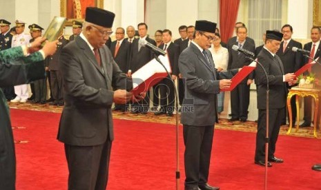 Pimpinan KPK sementara Taufiqurrahman Ruki (kiri), Johan Budi Sapto Prabowo (tengah) dan Indrianto Seno Adji mengucapkan sumpah jabatan saat acara pelantikan di Istana Negara, Jakarta, Jumat (20/2). 