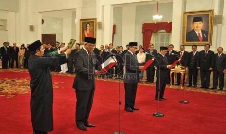 Pimpinan KPK sementara Taufiqurrahman Ruki (kiri), Johan Budi Sapto Prabowo (tengah) dan Indrianto Seno Adji mengucapkan sumpah jabatan saat acara pelantikan di Istana Negara, Jakarta, Jumat (20/2).