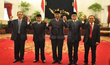 Pimpinan KPK sementara Taufiqurrahman Ruki (tengah), Johan Budi (dua kanan), Indrianto Seno Adji (dua kiri) berfoto bersama pimpinan KPK lainnya Adnan Pandu Praja (kanan) dan Zulkarnaen (kiri) seusai acara pelantikan di Istana Negara.