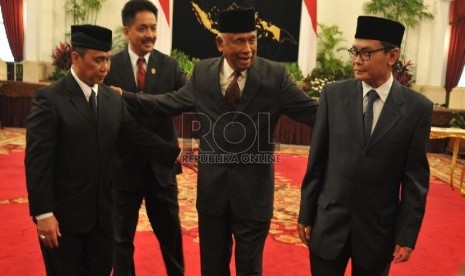 Pimpinan KPK sementara Taufiqurrahman Ruki (tengah), Johan Budi Sapto Prabowo (kanan) dan Indrianto Seno Adji (kiri) berbincang seusai acara pelantikan di Istana Negara, Jakarta, Jumat (20/2). 