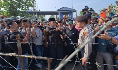 Pimpinan Mahad Al Zaytun, Syekh Panji Gumilang meminta kepada pihak kepolisian untuk berjaga di luar pembatas.