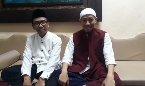  Pimpinan Majelis Az-Zikra, Ustaz Abdul Syukur (kanan peci putih) dan Ketua Yayasan Az-Zikra Ustaz Khotib Kholil (kiri) saat diwawancara di Ruang Abdurrahman, Masjid Az-Zikra, Sentul, Bogor, Senin (10/6). 