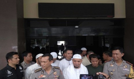 Pimpinan majelis Az-Zikra Ustaz Arifin Ilham saat menjemput Nurul Fahmi di Mapolres Jakarta Selatan, Selasa (24/1) siang.