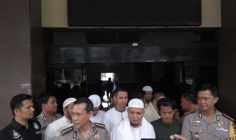 Pimpinan majelis Az-Zikra Ustaz Arifin Ilham saat menjemput Nurul Fahmi di Mapolres Jakarta Selatan, Selasa (24/1) siang.