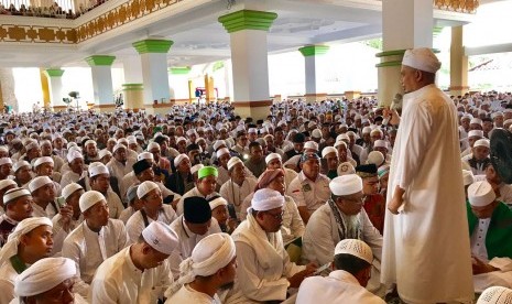 Pimpinan Majelis Az-Zikra Ustaz Muhammad Arifin Ilham memimpin Tausiyah Zikir di Masjid Az-Zikra Sentul, Bogor.