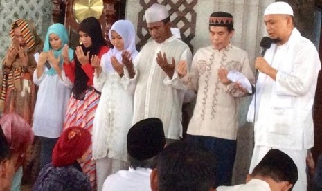 Pimpinan Majelis Dzikir Az-Zikra, Ustaz Arifin Ilham bimbing enam mualaf di Masjid Agung Al Markaz, Makassar, Sulawesi Selatan.