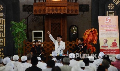  Pimpinan Majelis Ta'lim Wirausaha (MTW) Ustad Valentino Dinsi memberikan ceramah saat mengisi materi dalam Milad ke-17 Masjid Agung At-Tin, Jakarta, Sabtu (24/12).