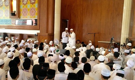 Pimpinan Majelis Zikir Az-Zikra, KH Arifin Ilham bimbing Sudirman bersyahadat, Jumat lalu.