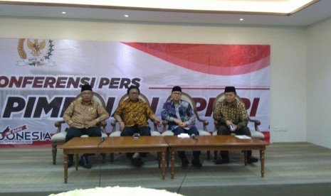 Pimpinan MPR dan ketua DPD Mohammad Saleh, menggelar konferensi pers terkait rencana aksi 2 Desember,  di Kompleks Parlemen Senayan, Jakarta,  Kamis (1/12).