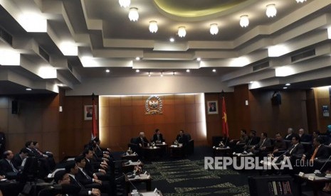 Pimpinan MPR EE Mangindaan menerima kunjungan Sekretaris Jenderal (Sekjen) Partai Komunis Vietnam (PKV) YM Nguyen Phu Trong beserta delegasi di Nusantara V DPR, Kompleks Parlemen, Senayan,  Jakarta pada Selasa (22/8).