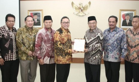 Pimpinan MPR memberikan undangan terkait sidang tahunan MPR kepada lembaga negara.