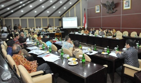 Pimpinan MPR menggelar Rapat Gabungan, Rabu (24/7). Hadir dalam rapat itu, Ketua MPR Zulkifli Hasan, para Wakil Ketua MPR yakni Mahyudin, E E Mangindaan, Hidayat Nur Wahid, Oesman Sapta, Ahmad Basarah serta Pimpinan Fraksi/Kelompok DPD di MPR.