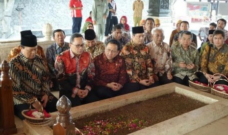 Pimpinan MPR ziarah di makam Bung Karno di Blitar