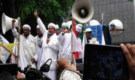 Pimpinan ormas Front Pembela Islam (FPI) Habib Rizieq Shihab (tengah)