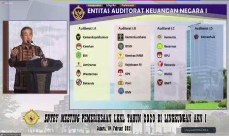 Pimpinan Pemeriksaan Keuangan Negara I/Anggota I BPK Hendra Susanto dalam entry meeting sebagai tanda dimulainya Pemeriksaan atas Laporan Keuangan Kementerian Lembaga (LKKL) Tahun 2020 pada 13 Kementerian dan Lembaga di Auditorat Keuangan Negara (AKN) I, di Kantor Pusat BPK RI, Jakarta, Kamis (4/2).