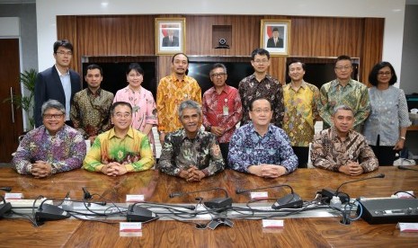 Pimpinan Pertamina dan CNPC usai penandatanganan MoU keduanya di Jakarta, akhir pekan lalu.