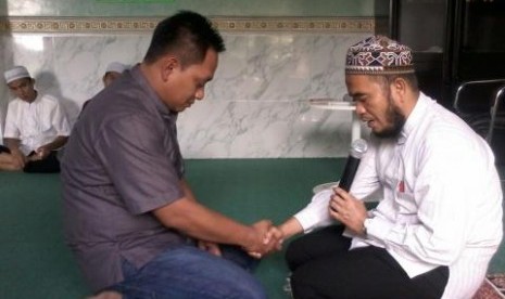 Pimpinan Pesantren An-Naba Center, KH Syamsul Arifin Nababan saat membimbing mualaf bersyahadat. 