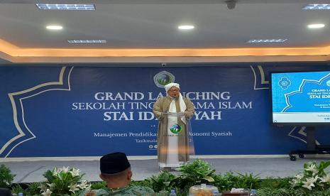 Pimpinan Pesantren Idrisiyyah, Syaikh Akbar Muhammad Faturrahman, meresmikan Sekolah Tinggi Agama Islam Idrisiyyah, di Kecamatan Cisayong, Kabupaten Tasikmalaya, Rabu (18/5/2022). 