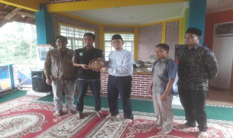 Pimpinan Pesantren iHAQi, Ustaz Erick Yusuf menyalurkan bantuan dari donatur untuk Palestina melalui Aksi Islam Nusantara (AIN), Ahad (6/6). 