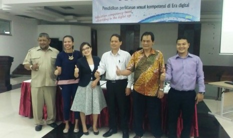 Pimpinan PoliMedia dan Macro Ads berfoto bersama seusai penantanganan MoU.