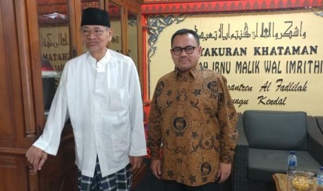  Pimpinan Pondok Pesantren Al Fadlillah, Kaliwungu, Kendal, Jateng, KH Dimyati Rois memberi nasihat politik kepada Sudirman Said.