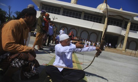 Pimpinan Pondok Pesantren Al Mukmin Ngruki, Ibdu Hanifah (kedua kiri) bersiap melepaskan anak panah saat membuka lomba panahan tradisional gaya mataraman bertajuk Jemparingan Nusantara di pondok pesantren setempat, Sukoharjo, Jawa Tengah (Ilustrasi)