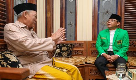 Pimpinan Pondok Pesantren (Ponpes) Sukahideng Tasikmalaya, Jawa Barat, KH Ii Abdul Basith (kiri) dan Plt Ketum PPP M Mardiono, Selasa (7/2/2023).