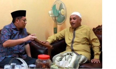 Pimpinan pondok pesantren Salafiyah Pasuruan KH Idris Hamid (kanan) menerima kunjungan Anas Urbaningrum (kiri)