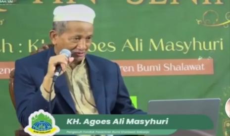 Pimpinan Ponpes Bumi Sholawat Sidoarjo, KH Agoes Ali Masyhuri alias Gus Ali Masyhuri.