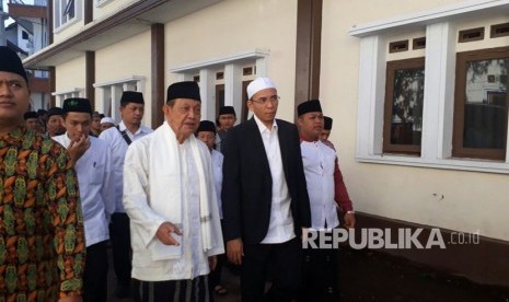 Pimpinan Ponpes Cipasung KH Abun Bunyamin mengajak Gubernur NTB TGH Muhammad Zainul Majdi atau Tuan Guru Bajang (TGB) berkeliling Ponpes Cipasung pada Kamis (15/3).