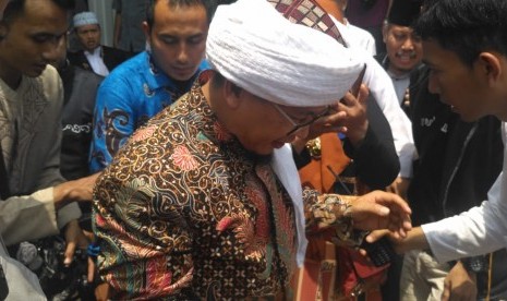 Pimpinan Ponpes Daarut Tauhid Bandung, KH Abdullah Gymnastiar atau akrab disapa Aa Gym, usai memberikan tausiyah di Masjid Agung Baing Yusuf, Purwakarta, Sabtu (12/1). 