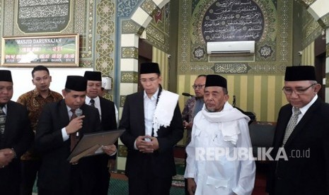 Pimpinan Ponpes Darunnajah, Jakarta Selatan, KH Mahrus Amin (kedua dari kiri) menyampaikan dukungannya kepada Gubernur NTB TGH Muhammad Zainul Majdi atau Tuan Guru Bajang (TGB) untuk maju dalam kontestasi Pilpres 2019 di Ponpes Darunnajah, Ulujami, Jakarta Selatan, Selasa (13/3).