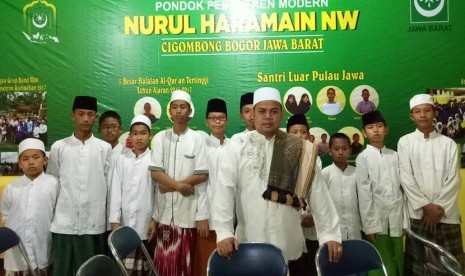 Pimpinan Ponpes Modern Nurul Haramain, Wahyu Setiawan bersama sejumlah santrinya.