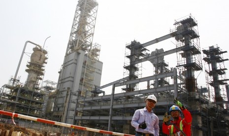 Pimpinan proyek melakukan monitoring pembangunan pabrik Polyethylene (PE) baru berkapasitas 400 ribu ton per tahun di kompleks petrokimia terpadu PT Chandra Asri Petrochemical Tbk (CAP) di Cilegon, Banten, Kamis (19/7).