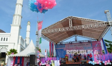 Pimpinan Pusat Aisyiyah menggelar kegiatan Pink Blue Day 2017 di Masjid Raya Mujahidin, Pontianak, Kalimantan Barat pada Ahad (29/10) pagi. Pink Blue Day 2017 digelar dalam rangka meningkatkan kesadaran masyarakat akan pentingnya deteksi dini kanker payudara dan serviks serta launching aplikasi dini. 