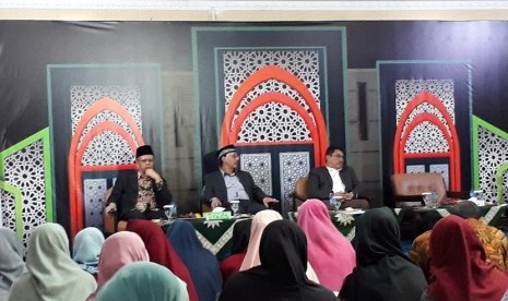 Pimpinan Pusat Muhammadiyah menggelar pengajian bulanan di Aula Ahmad Dahlan PP Muhammadiyah, Menteng, Jakarta, Jumat (8/12) malam. Diskusi ini mengangkat tema Aliran Kepercayaan: Kedudukan Hukum dan Strategi Dakwah.