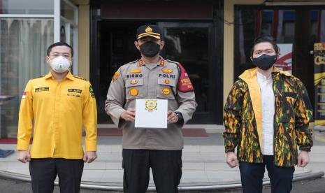 Pimpinan Pusat (PP) Angkatan Muda Partai Golkar (AMPG) Bidang Ekonomi dan Kesejahteraan Masyarakat (Kesra) menyalurkan 200 paket nasi siap saji per hari kepada masyarakat yang membutuhkan.