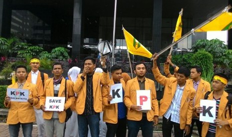  Pimpinan Pusat (PP) Ikatan Pelajar Muhammadiyah (IPM) mendatangi Kantor Komisi Pemberantasan Korupsi (KPK) di Jalan Rasuna Said, Senin (26/01).