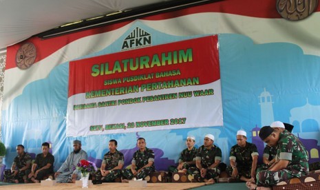 Pimpinan Pusdiklat Bahasa Kementerian Pertahanan, Laksamana Pertama Supratyitno P.D bersilaturahim ke Pondok Pesantren Nuu Waar Al Fatih Kaffah Nusantara, Kamis Sore.