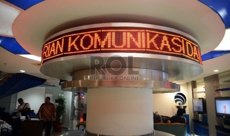 Pimpinan Redaksi dari berbagai situs saat menunggu rapat koordinasi yang sedang berlangsung di kantor Kominfo, Jakarta, Selasa (31/3).  (Republika/Tahta Aidilla)